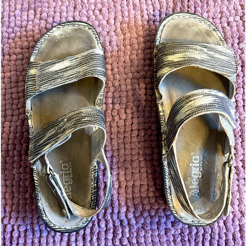 Algeria Size 40 with leather upper with adjustable straps.